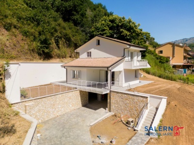 Fotografia professionale di una villa indipendente sulle colline di Salerno, ristrutturata e valorizzata con immagini ad alta definizione, riprese aeree con drone e tour virtuale interattivo per accelerare la vendita.